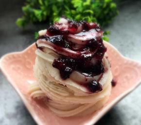 淋好蓝莓酱就可以开吃了，当然也可以根据个人爱好改成其他果酱