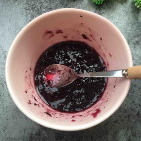 蓝莓酱里稍微加一点水调和，否则太稠了，无法淋在山药上