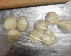 将油皮的材料混合，揉出手套膜后团成圆，静置25分钟，然后平均分为8份，用保鲜膜盖好备用