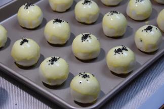 准备一个鸡蛋黄，刷表面，撒芝麻