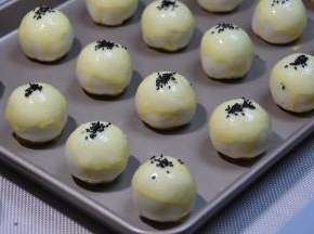 准备一个鸡蛋黄，刷表面，撒芝麻