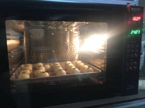 烤箱大约175度左右30分钟，我用的风炉160度30分钟