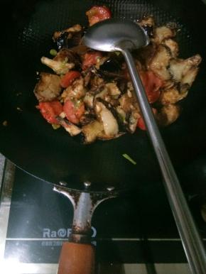 放入茄子翻炒均匀，加入上面的酱汁，开大火翻炒收汁至浓稠，关火，撒上剩余的蒜末炒匀即可出锅了。