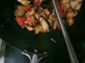 放入茄子翻炒均匀，加入上面的酱汁，开大火翻炒收汁至浓稠，关火，撒上剩余的蒜末炒匀即可出锅了。