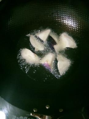 锅中放油，多一点，炸制茄子