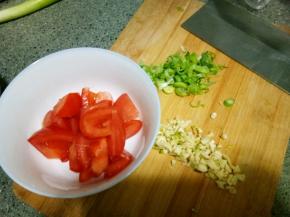 葱蒜切碎，西红柿去皮切滚刀块。生抽，老抽，醋，白糖，盐，淀粉放入碗中加半碗水调汁备用。