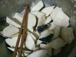 茄子切滚刀块放入盆中，撒适量干淀粉拌匀，让茄子裹匀淀粉。