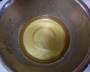 接下来制月饼皮：转化糖浆+枧水+玉米油，搅拌均匀；