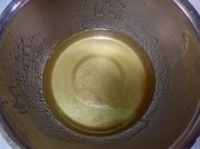 接下来制月饼皮：转化糖浆+枧水+玉米油，搅拌均匀；