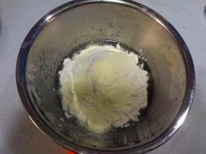 筛入面粉、奶粉拌匀，揉成团；揉好的面团盖上保鲜膜，室温静置松驰1~2个小时；