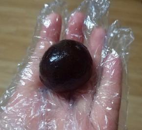 枣泥凉了之后放冰箱冷藏，冷藏后的枣泥用手按不会沾手，如果沾在手上，最好再回锅炒一下；