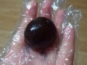 枣泥凉了之后放冰箱冷藏，冷藏后的枣泥用手按不会沾手，如果沾在手上，最好再回锅炒一下；