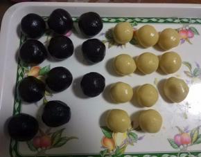 将月饼皮分成20克/个，枣泥馅分成30克/个； 

我用50克月饼模子，皮跟馅是按4:6比例，喜欢吃皮厚些的。这个根据个人喜好来吧，喜欢皮薄的就3:7（皮15，馅35）或2:8（皮10，馅40）比例都可以；