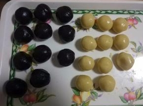 将月饼皮分成20克/个，枣泥馅分成30克/个； 

我用50克月饼模子，皮跟馅是按4:6比例，喜欢吃皮厚些的。这个根据个人喜好来吧，喜欢皮薄的就3:7（皮15，馅35）或2:8（皮10，馅40）比例都可以；