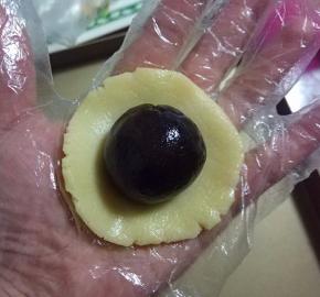 在面片上放一揉圆的馅料；