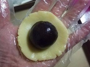 在面片上放一揉圆的馅料；