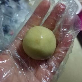 直至饼皮将馅料完全包裹住，捏紧收口；