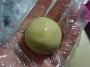 直至饼皮将馅料完全包裹住，捏紧收口；