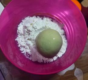 包好的月饼放面粉里滚一圈；