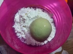 包好的月饼放面粉里滚一圈；