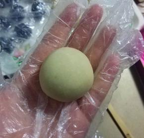 然后拍掉多余的面粉