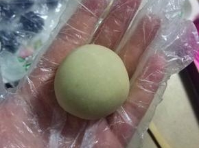 然后拍掉多余的面粉