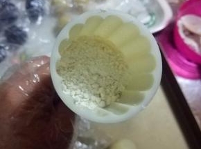 月饼模子内倒适量面粉晃一圈，接着将多余面粉倒出；