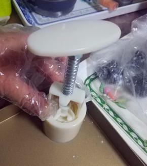 将月饼模子扣在烤盘上；