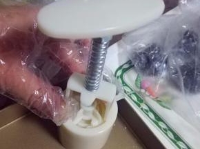 将月饼模子扣在烤盘上；