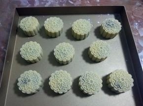 烤箱预热180度，月饼表面喷水，放进烤箱中层，烤5分钟定型后取出；
温度根据自已的烤箱情况来调整，我的仅做参考。