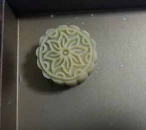 压出月饼形状，提起月饼模子；