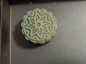 压出月饼形状，提起月饼模子；