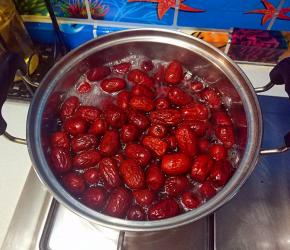 先制作枣泥馅：红枣加足量的清水(水要没过红枣），中火煮红枣；