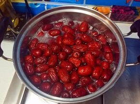 先制作枣泥馅：红枣加足量的清水(水要没过红枣），中火煮红枣；