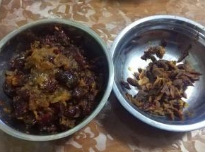 将红枣核剥出来；