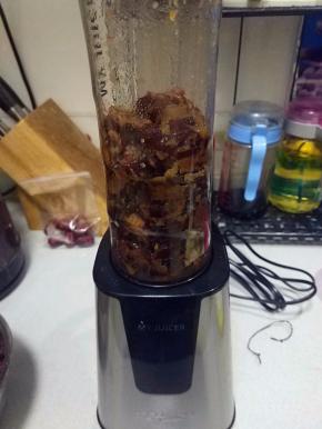 将剥好的红枣放入料理机，加适量煮红枣的水搅打（水不要加太多，只要料理机能打动就行。太多的水会增加炒制的时间）；