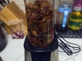 将剥好的红枣放入料理机，加适量煮红枣的水搅打（水不要加太多，只要料理机能打动就行。太多的水会增加炒制的时间）；