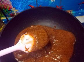 把搅打好的红枣直接倒入不沾锅中。我没 有去红枣皮，料理机打的已经很碎了，炒完后根本吃不出有枣皮呢。如果很讲究的，可以在这步将打碎的红枣过过筛；