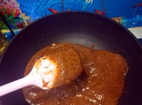 把搅打好的红枣直接倒入不沾锅中。我没 有去红枣皮，料理机打的已经很碎了，炒完后根本吃不出有枣皮呢。如果很讲究的，可以在这步将打碎的红枣过过筛；