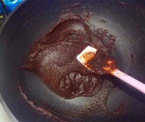 枣泥会慢慢炒制成团，但铲子上还会粘上枣泥的状态；