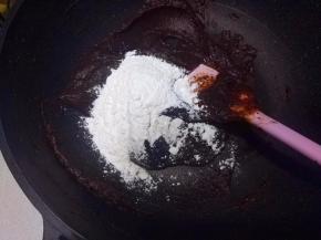 加入事先炒熟的糯米粉，继续中小火翻炒；