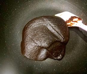 当枣泥炒到水份收干，搅拌困难，变硬时即可关火。