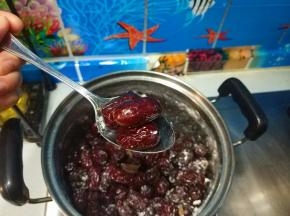 红枣煮至变大，变饱满，捞出放凉，关火。红枣水不要倒掉，放旁边备用；