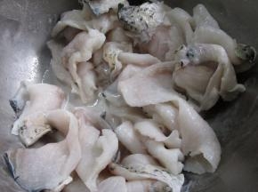 草鱼片出鱼片，用蛋清和淀粉抓匀腌渍大约20分钟。