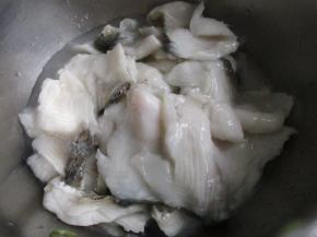 捞出放到盘里备用。