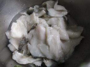 捞出放到盘里备用。