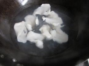 锅里加水半开时，把鱼片一片一片放入，小火熟透。