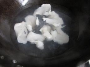 锅里加水半开时，把鱼片一片一片放入，小火熟透。