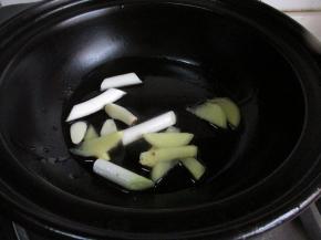 放入葱姜炒香。