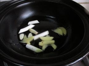 放入葱姜炒香。